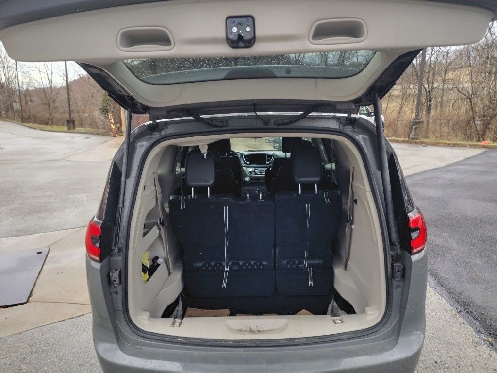 Used 2022 Chrysler Pacifica Touring-L image 18