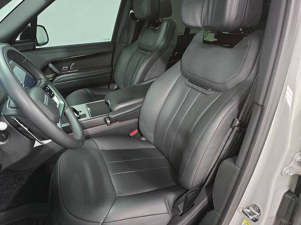 Used 2025 Land Rover Range Rover SV AWD/4WD image 5