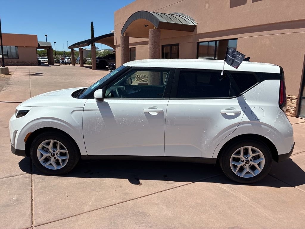 Used 2025 Kia Soul LX FWD image 5