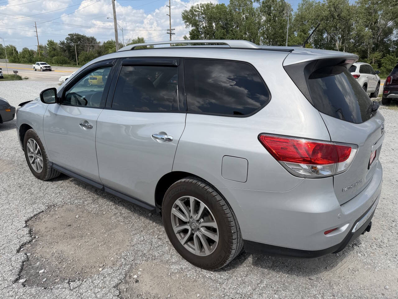 Used 2016 Nissan Pathfinder SV AWD/4WD image 5