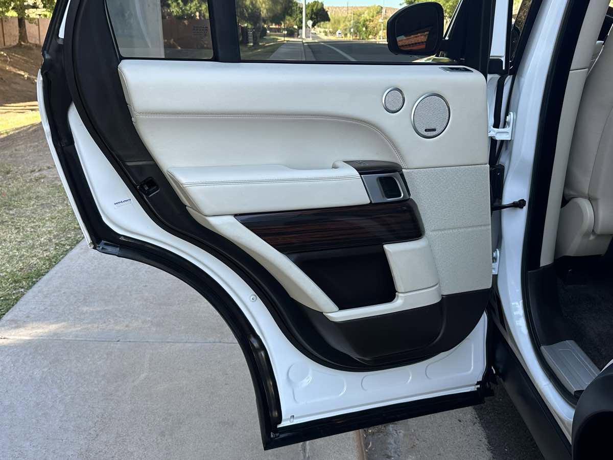 Used 2014 Land Rover Range Rover HSE image 54