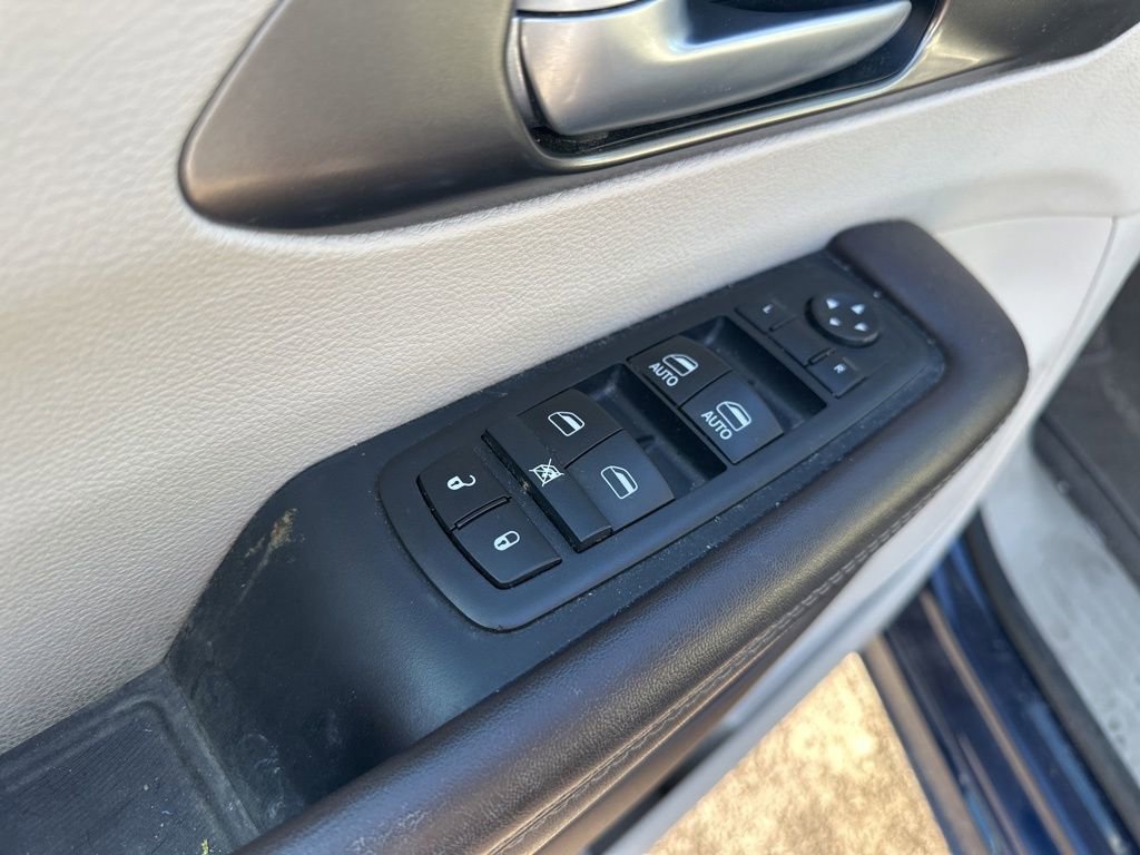 Used 2017 Chrysler Pacifica Touring-L w/ Tire & Wheel Group image 16