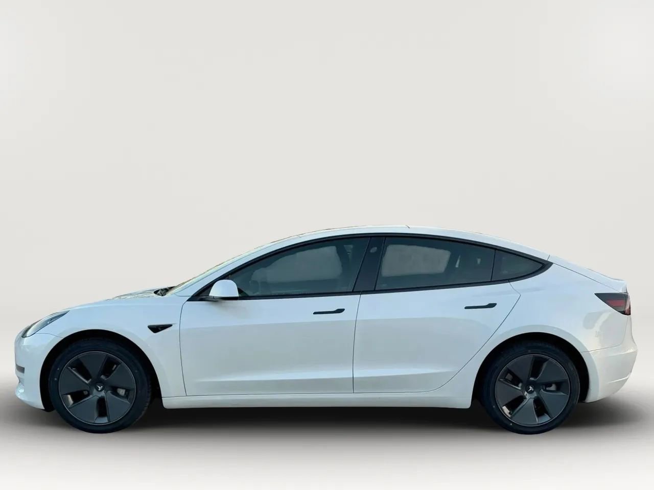 Used 2023 Tesla Model 3 Standard Range image 4