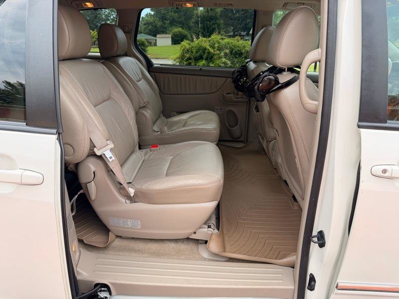 Used 2010 Toyota Sienna FWD image 18