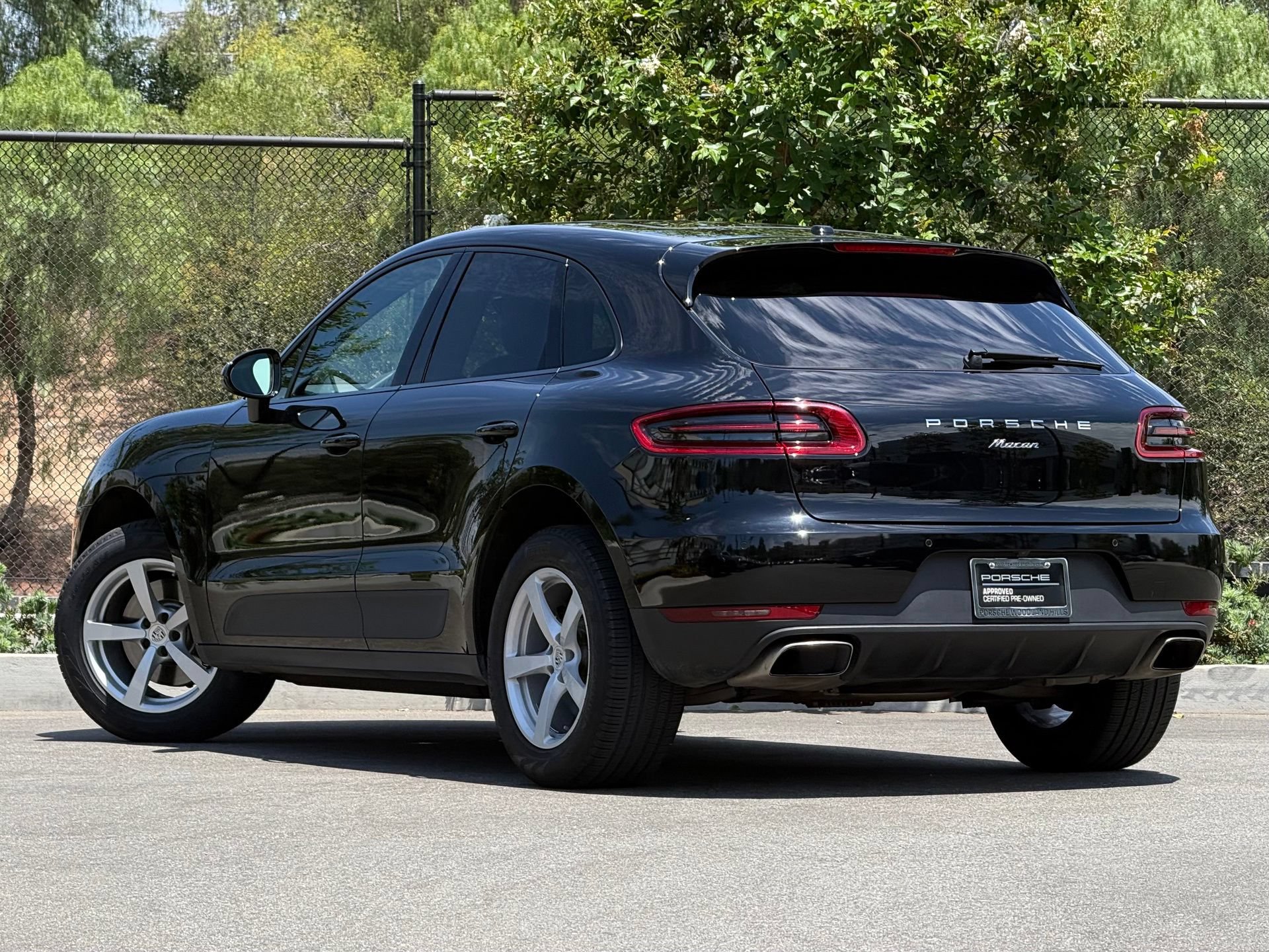 Certified 2017 Porsche Macan AWD/4WD image 3