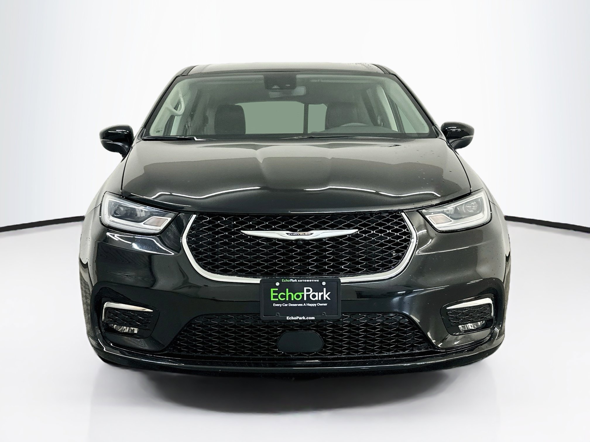 Used 2023 Chrysler Pacifica Touring-L FWD image 2
