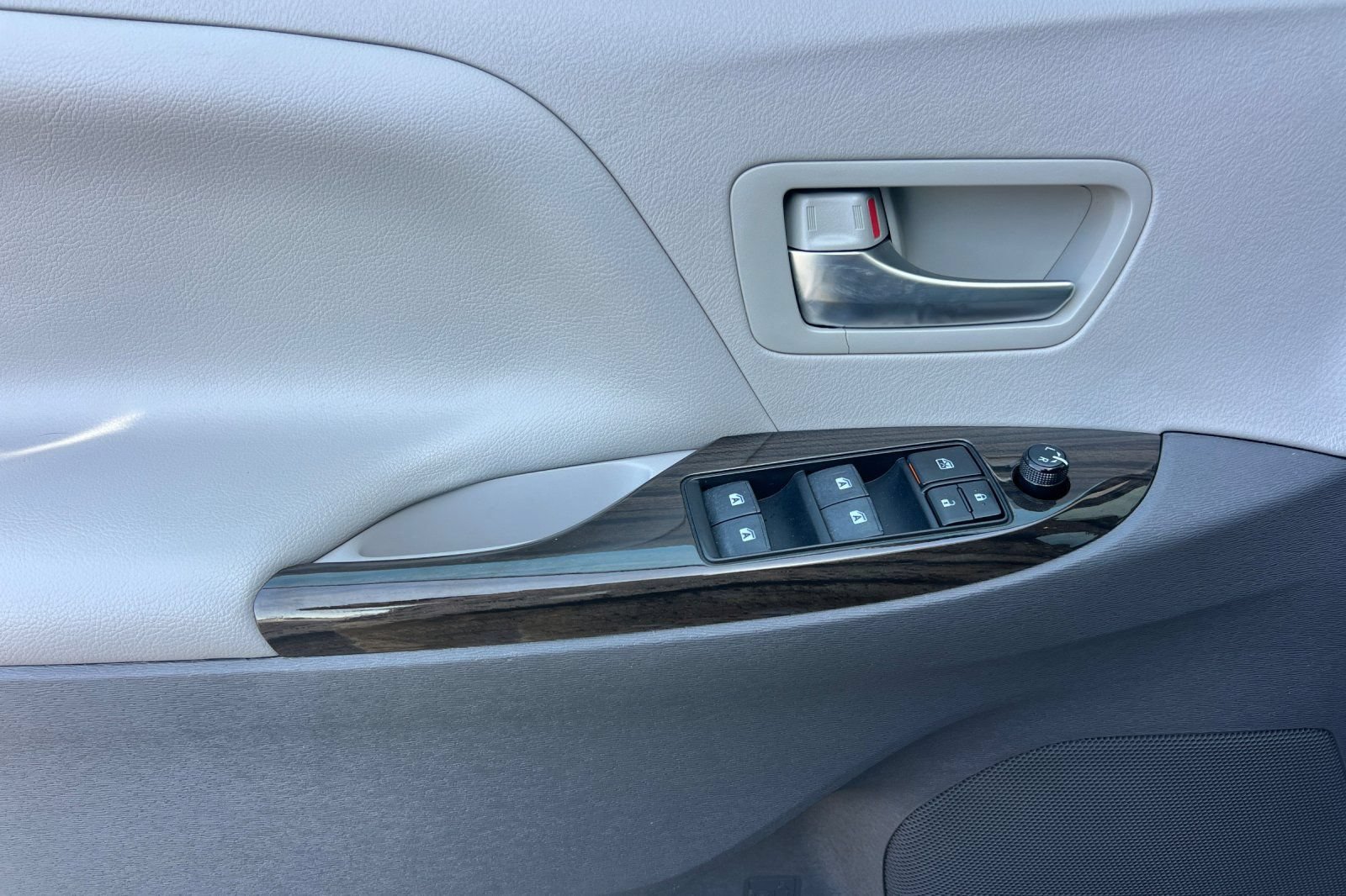 Used 2020 Toyota Sienna XLE FWD image 11