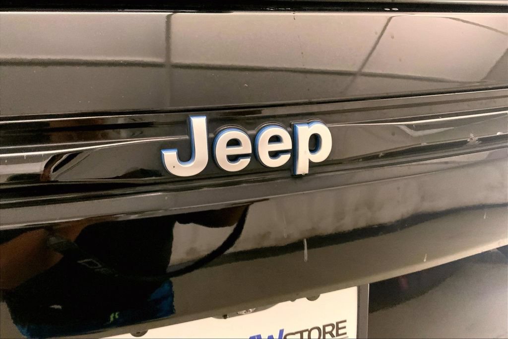 Used 2022 Jeep Grand Cherokee Summit AWD/4WD image 7