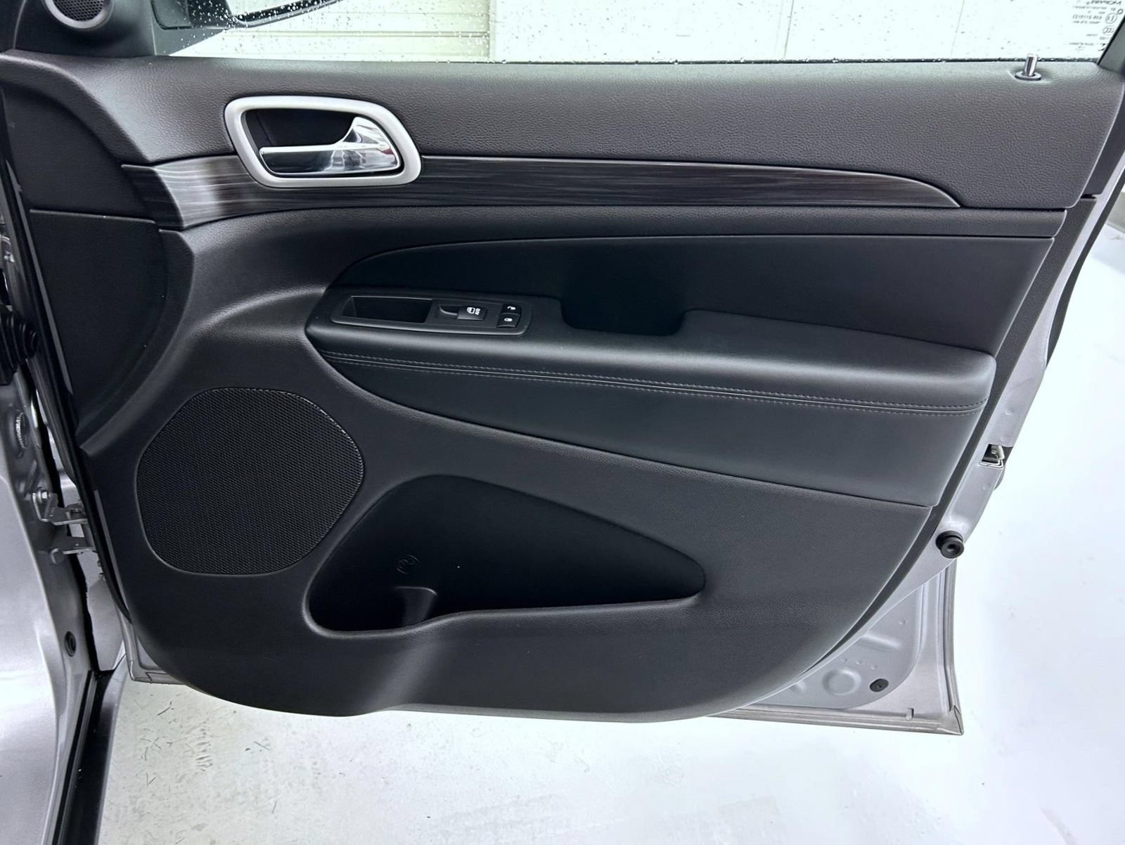 Used 2019 Jeep Grand Cherokee Laredo AWD/4WD image 16