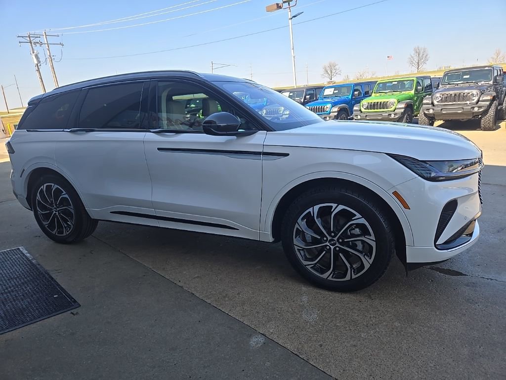 Used 2025 Lincoln Nautilus Reserve image 11