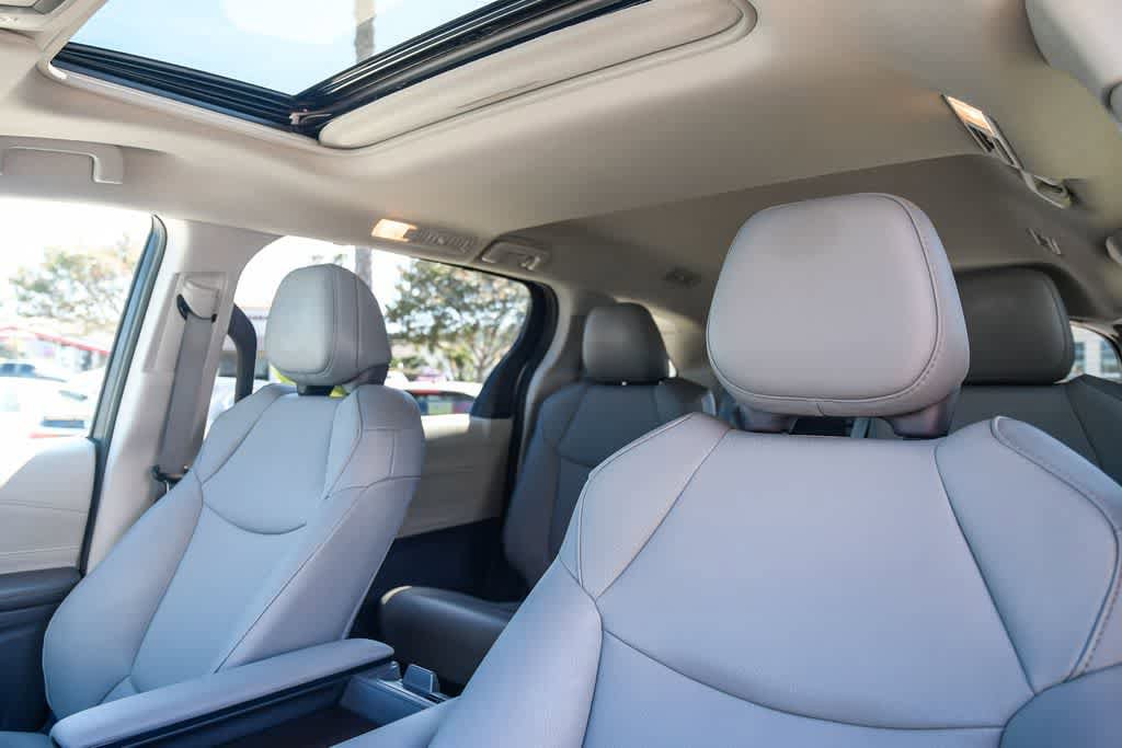 Used 2023 Toyota Sienna XLE FWD image 17