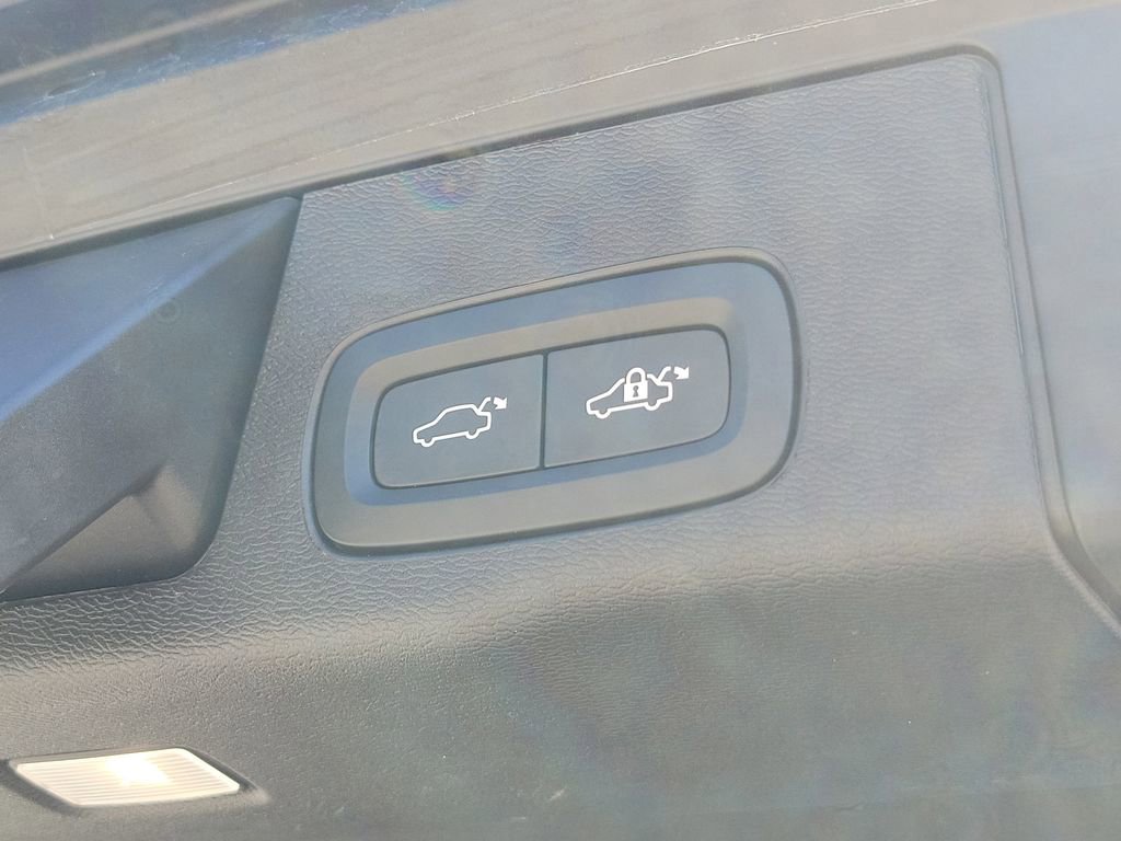 Used 2025 Volvo XC60 B5 Plus w/ Protection Package Premier image 17