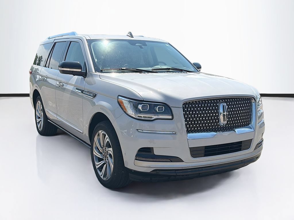 Used 2023 Lincoln Navigator Reserve AWD/4WD image 3