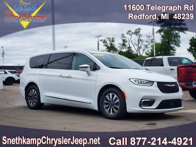 Used 2022 Chrysler Pacifica Limited FWD image 1