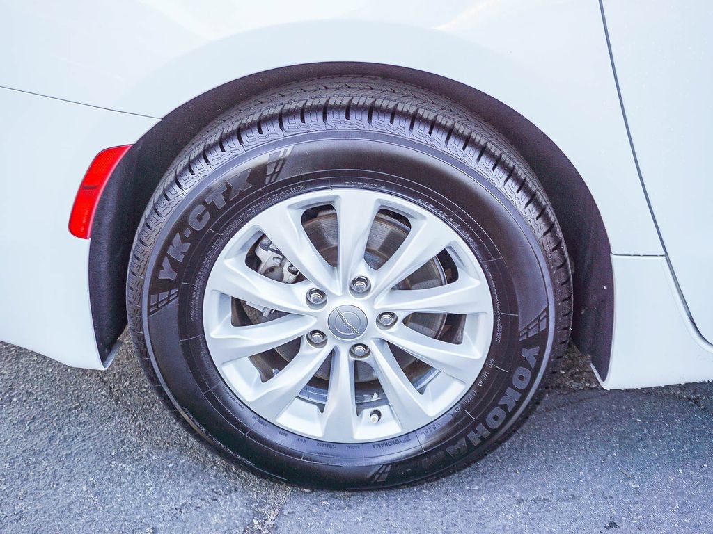 Used 2017 Chrysler Pacifica Touring w/ Tire & Wheel Group FWD image 9