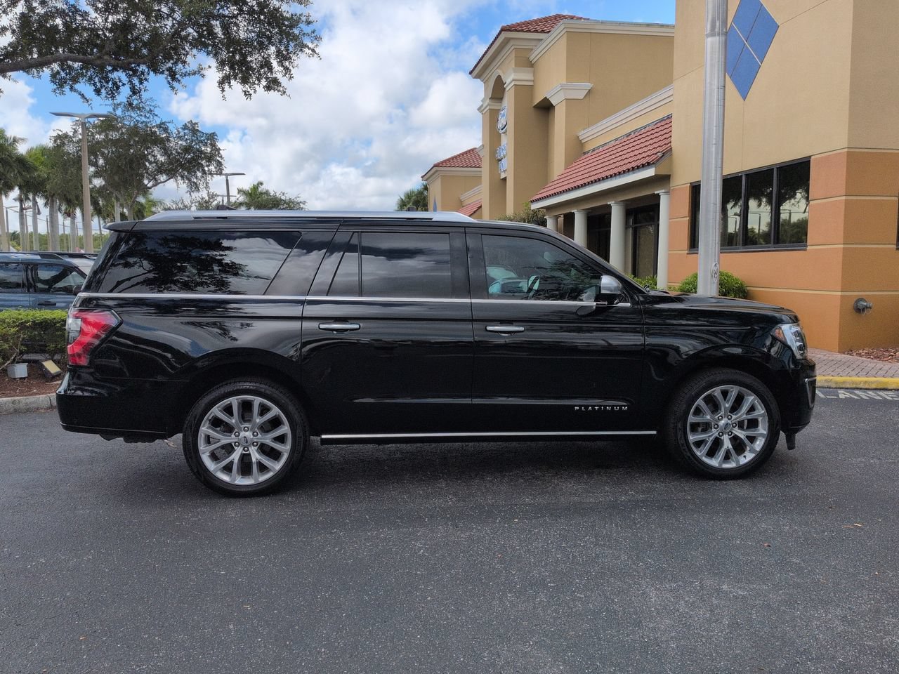 Used 2018 Ford Expedition Max Platinum AWD/4WD image 4
