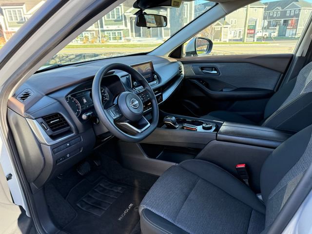 Used 2023 Nissan Rogue SV image 3