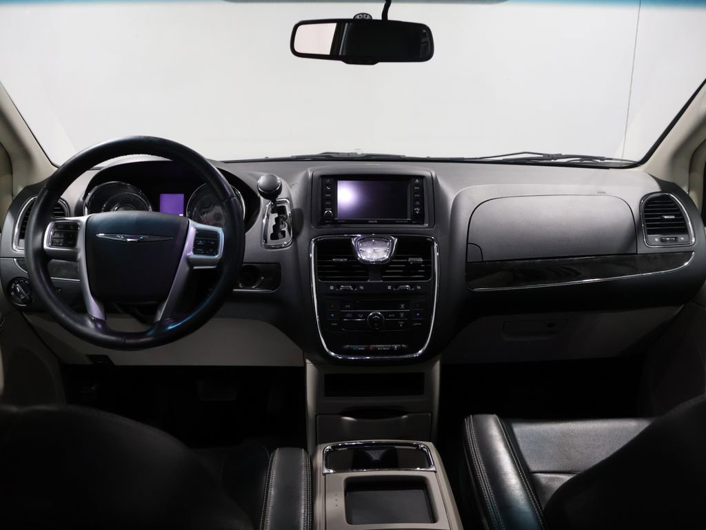 Used 2013 Chrysler Town & Country Touring image 14