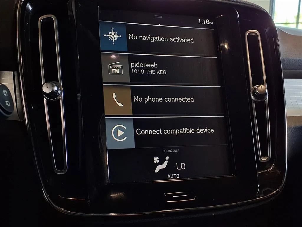 Used 2021 Volvo XC40 T4 Momentum FWD image 19