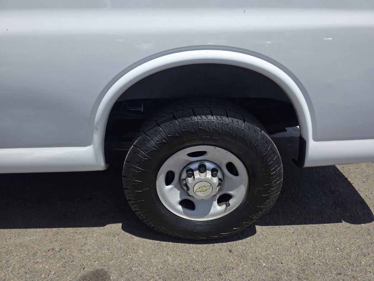 Used 2012 Chevrolet Express 2500 Extended RWD image 12