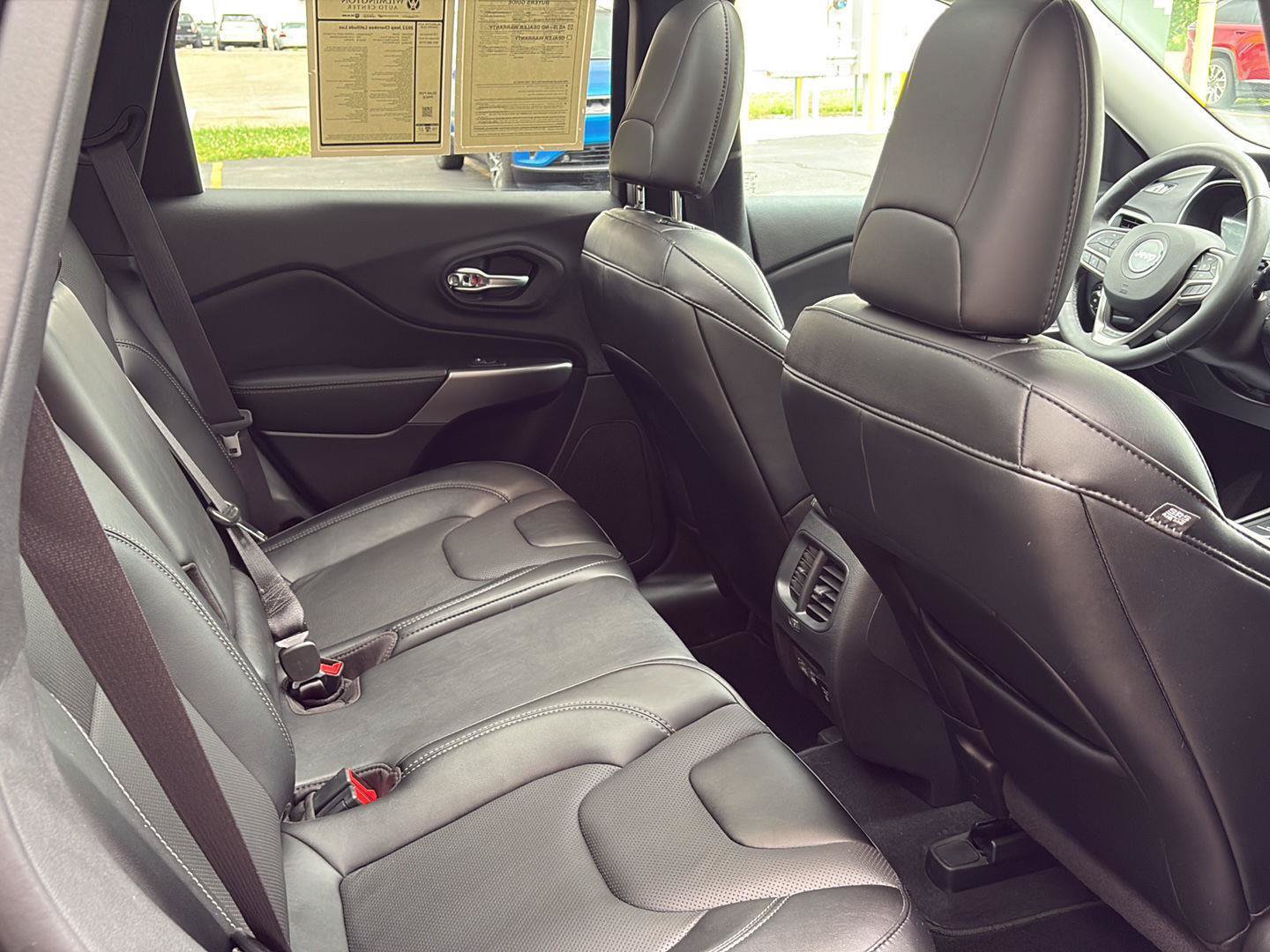Used 2022 Jeep Cherokee Latitude Lux w/ Sun & Sound Group AWD/4WD image 28