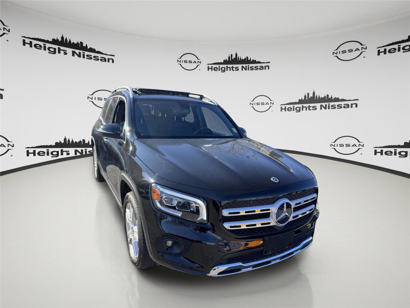 Used 2023 Mercedes-Benz GLB 250 4MATIC w/ Premium Package image 2