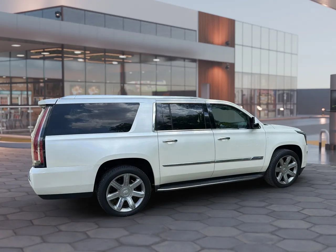 Used 2015 Cadillac Escalade ESV Luxury AWD/4WD image 14
