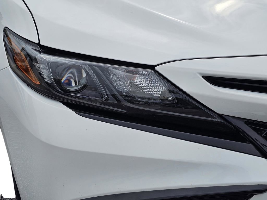 Used 2023 Toyota Camry SE image 4