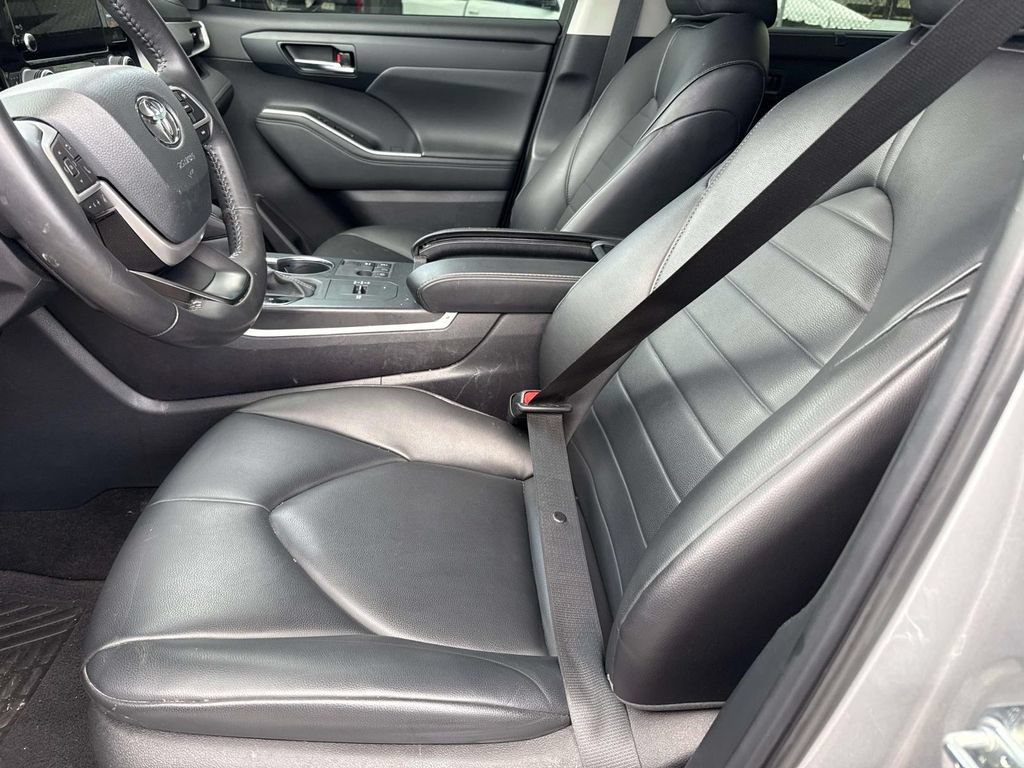 Used 2024 Toyota Highlander XLE FWD image 20