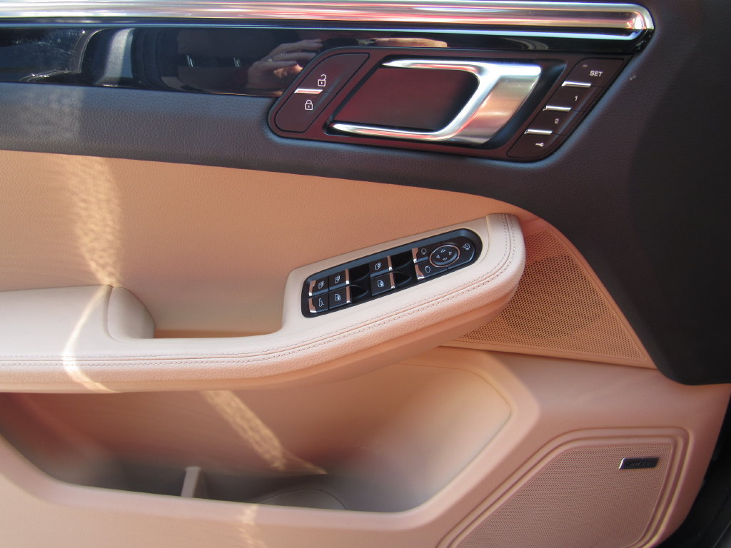 Certified 2026 Porsche Macan AWD/4WD image 23