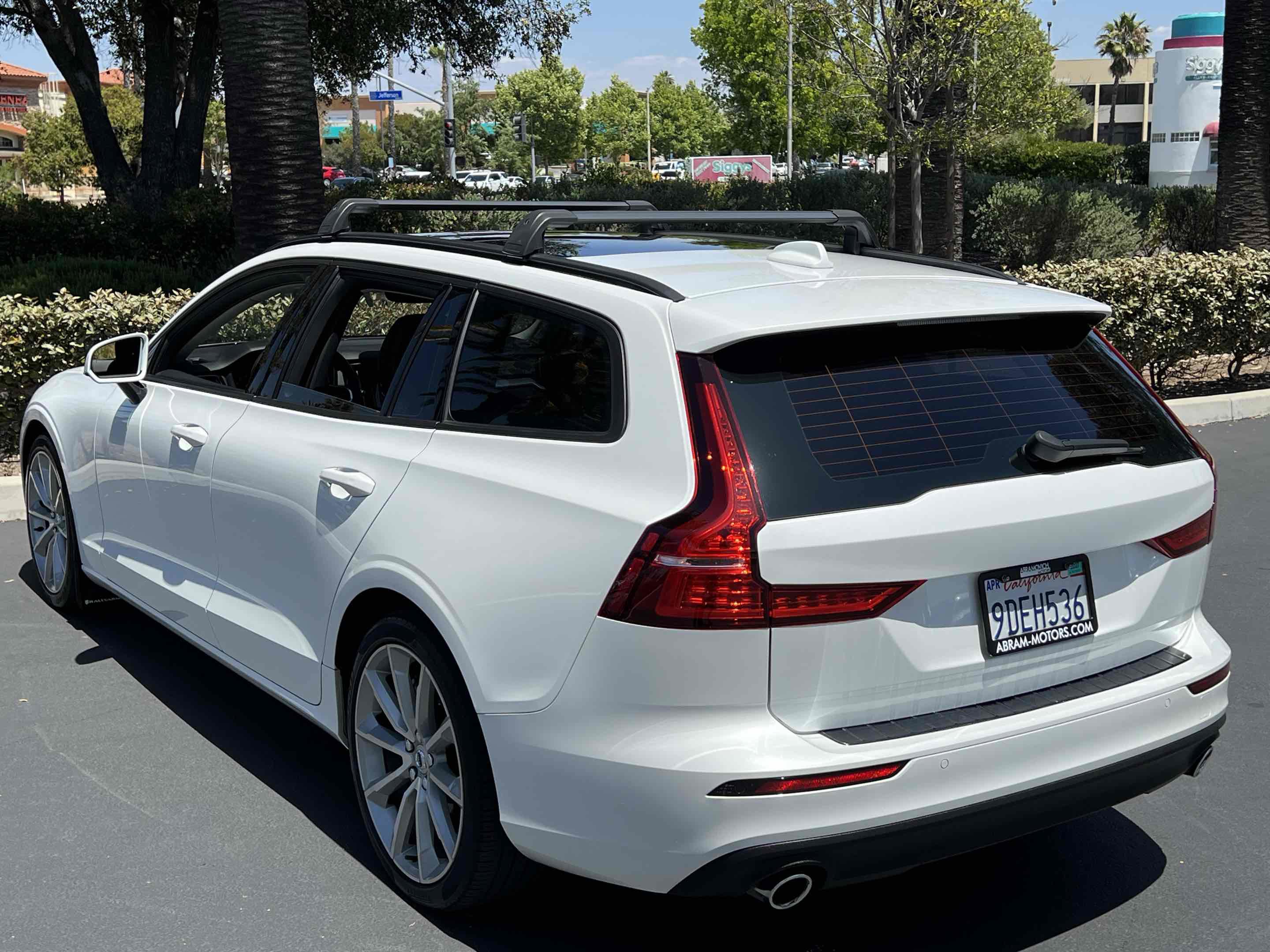 Used 2020 Volvo V60 T5 Momentum w/ Protection Package FWD image 2