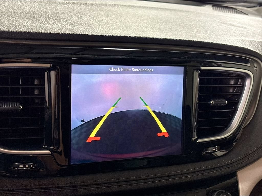 Used 2018 Chrysler Pacifica Limited FWD image 17