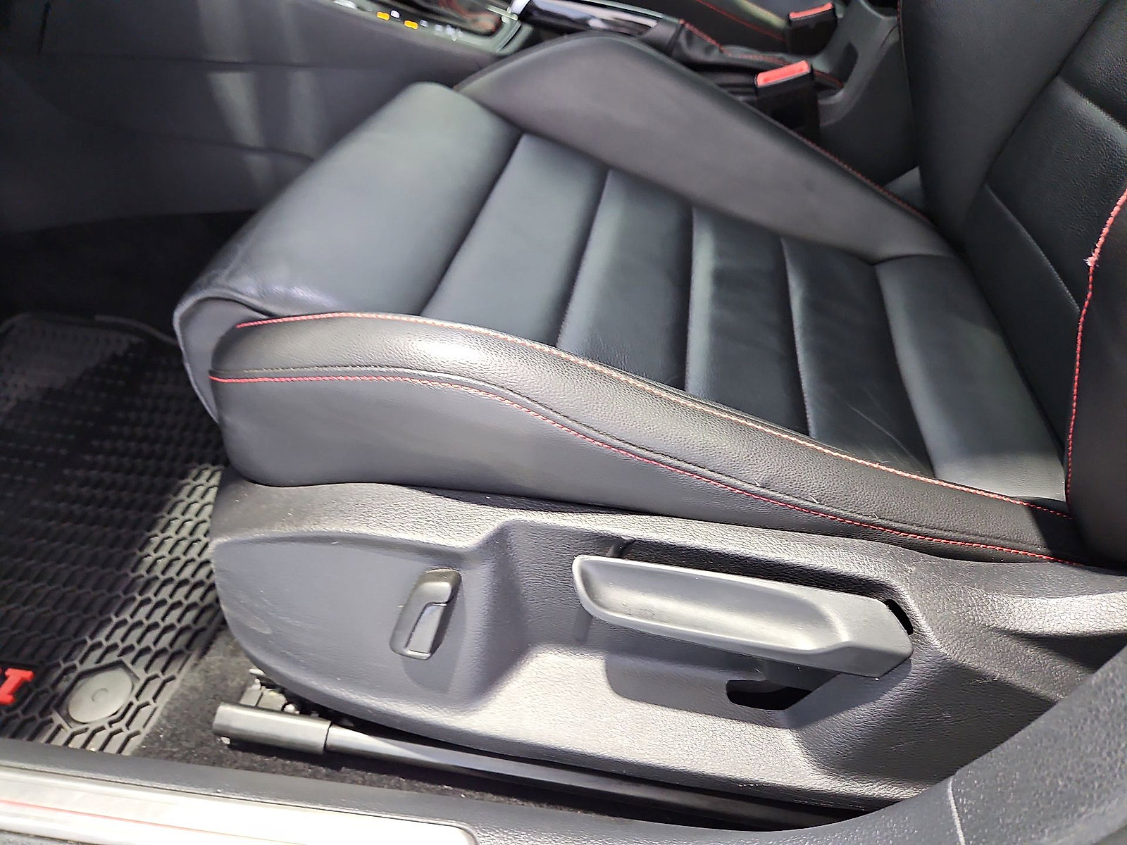 Used 2020 Volkswagen GTI SE FWD image 17