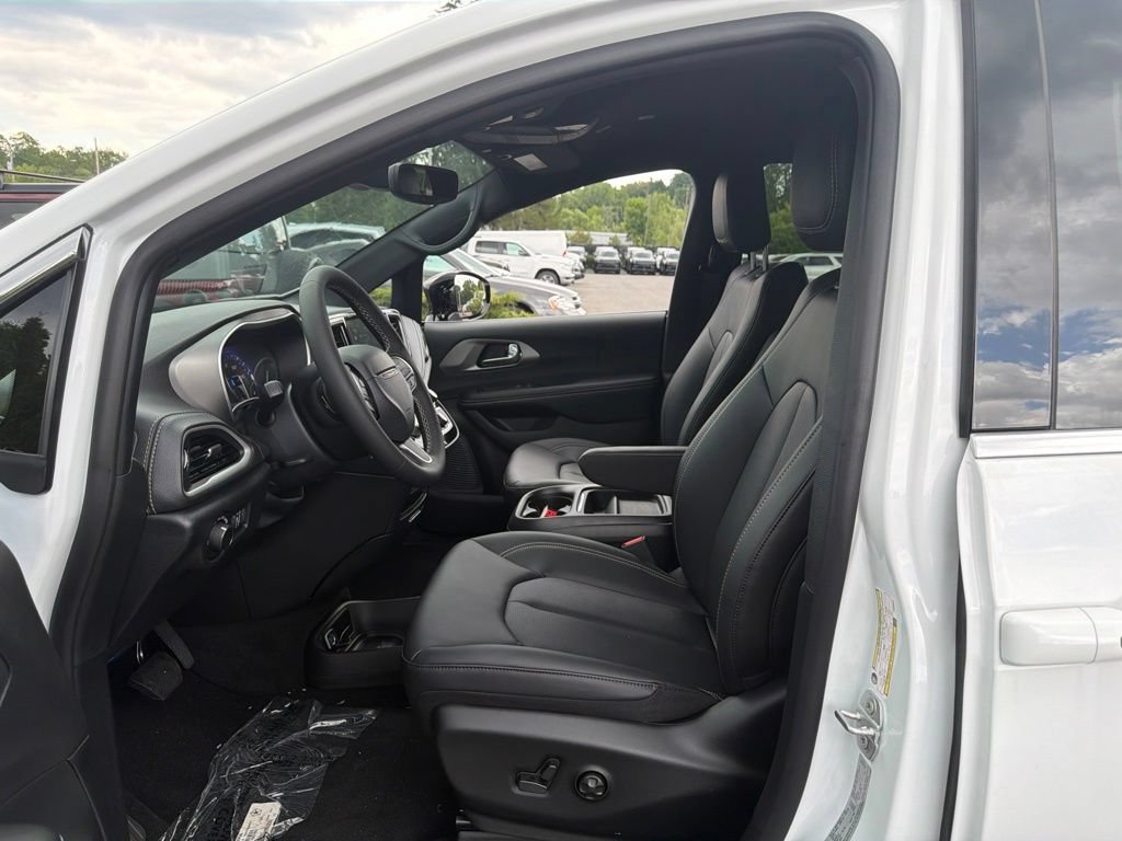 New 2027 Chrysler Pacifica Select AWD/4WD image 12