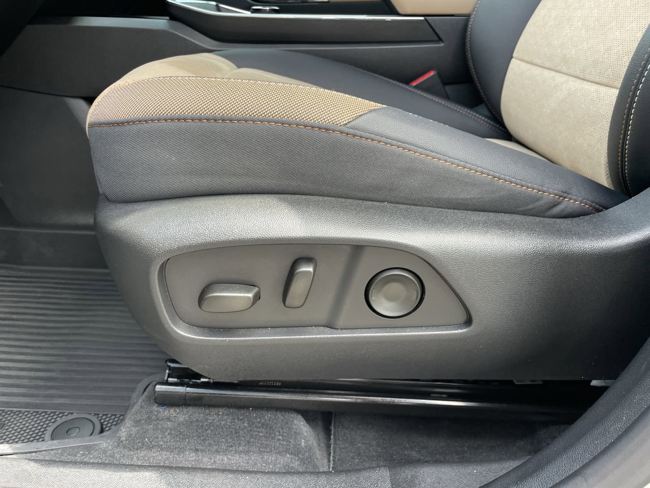 Used 2025 Chevrolet Equinox ACTIV w/ Convenience Package III AWD/4WD image 20