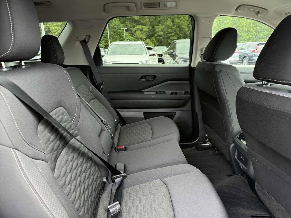 Used 2025 Nissan Pathfinder SV image 15