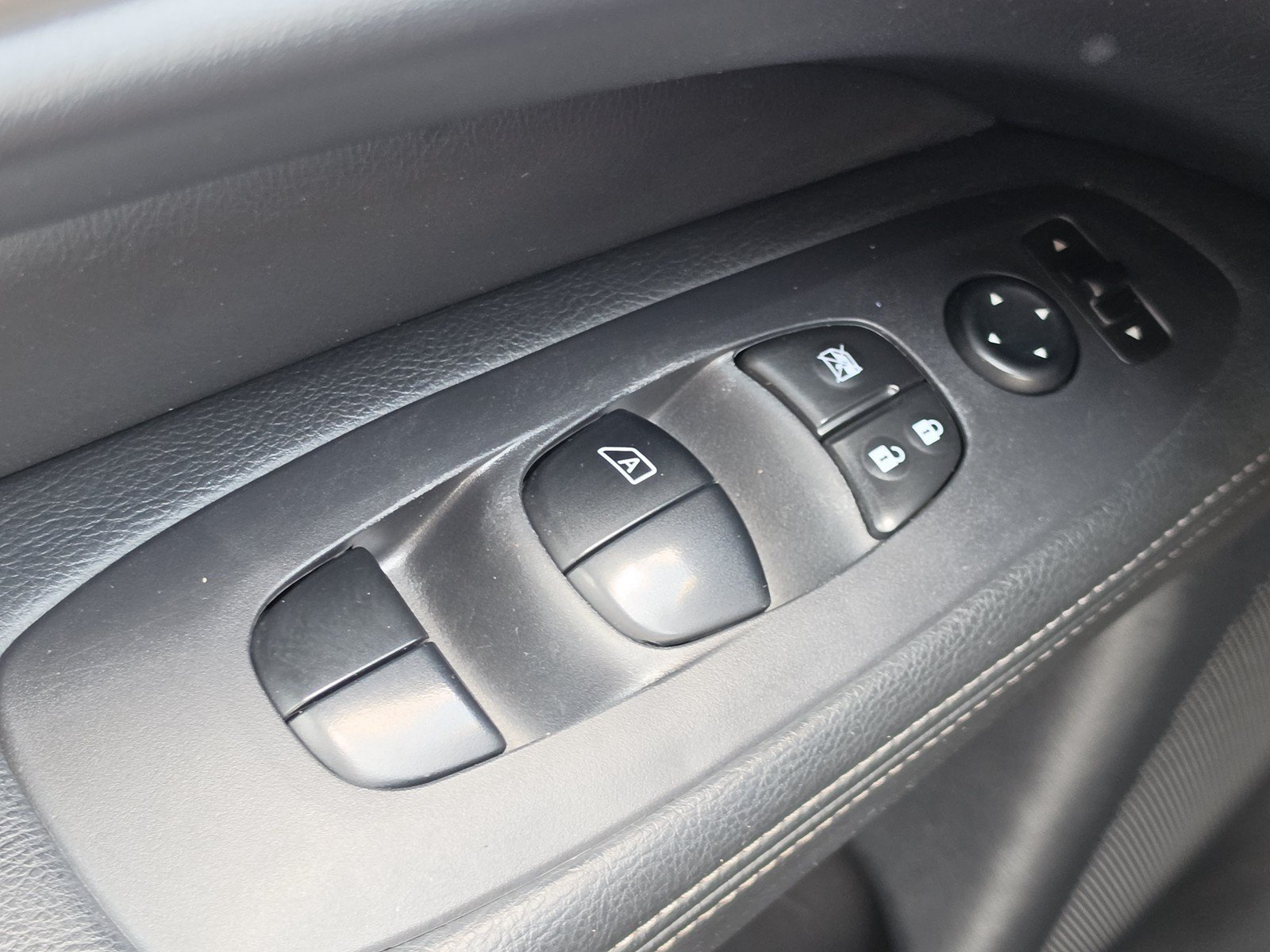 Used 2018 Nissan Pathfinder S FWD image 15