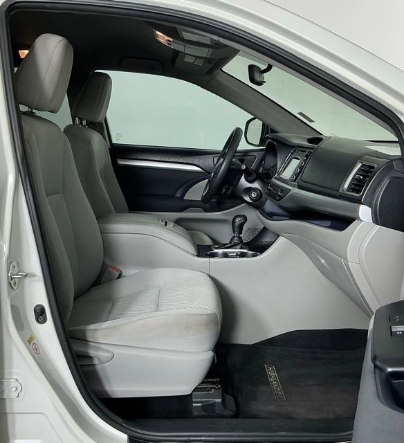 Used 2015 Toyota Highlander LE FWD image 30