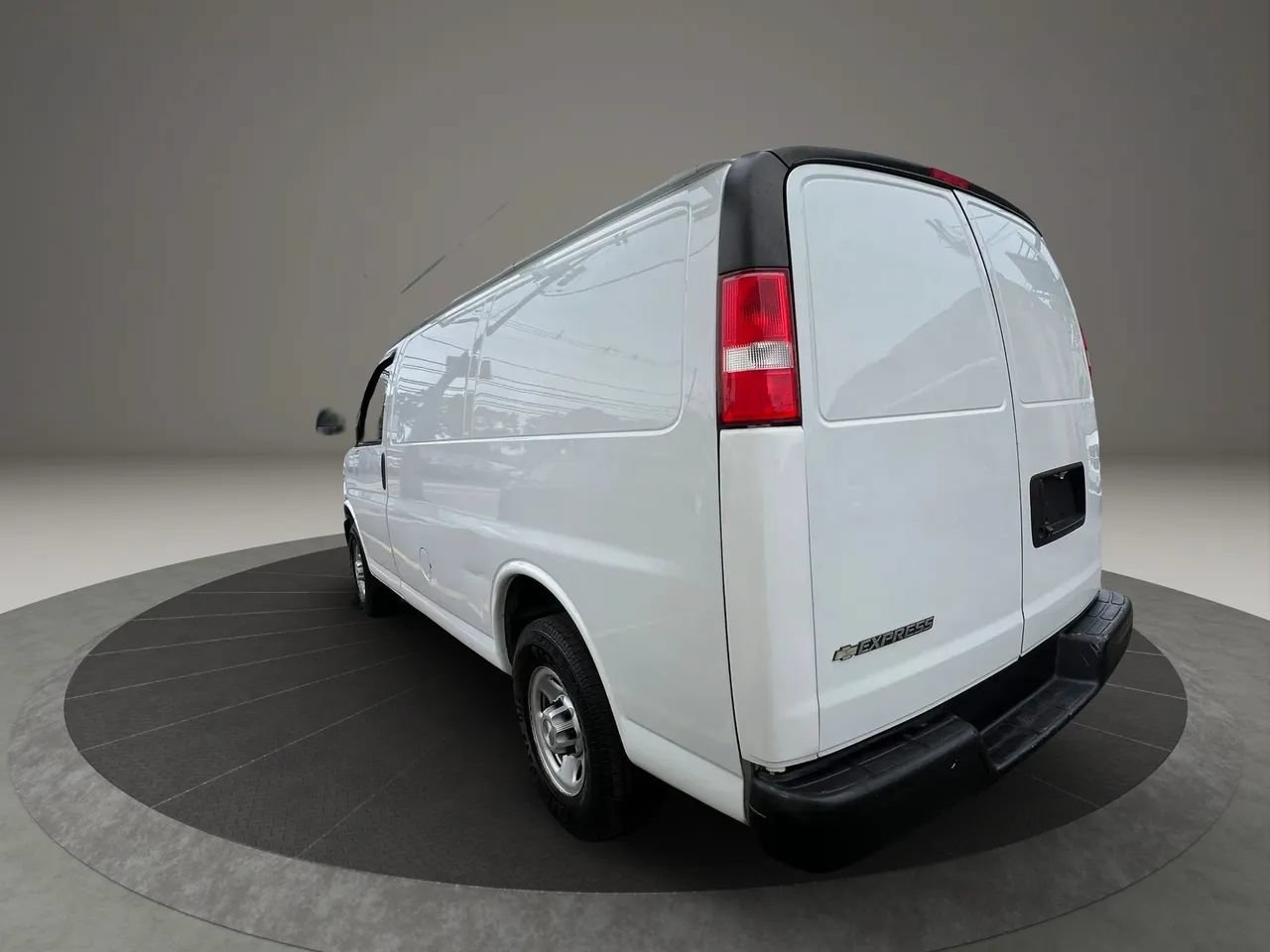 Used 2020 Chevrolet Express 2500 w/ Driver Convenience Package RWD image 7