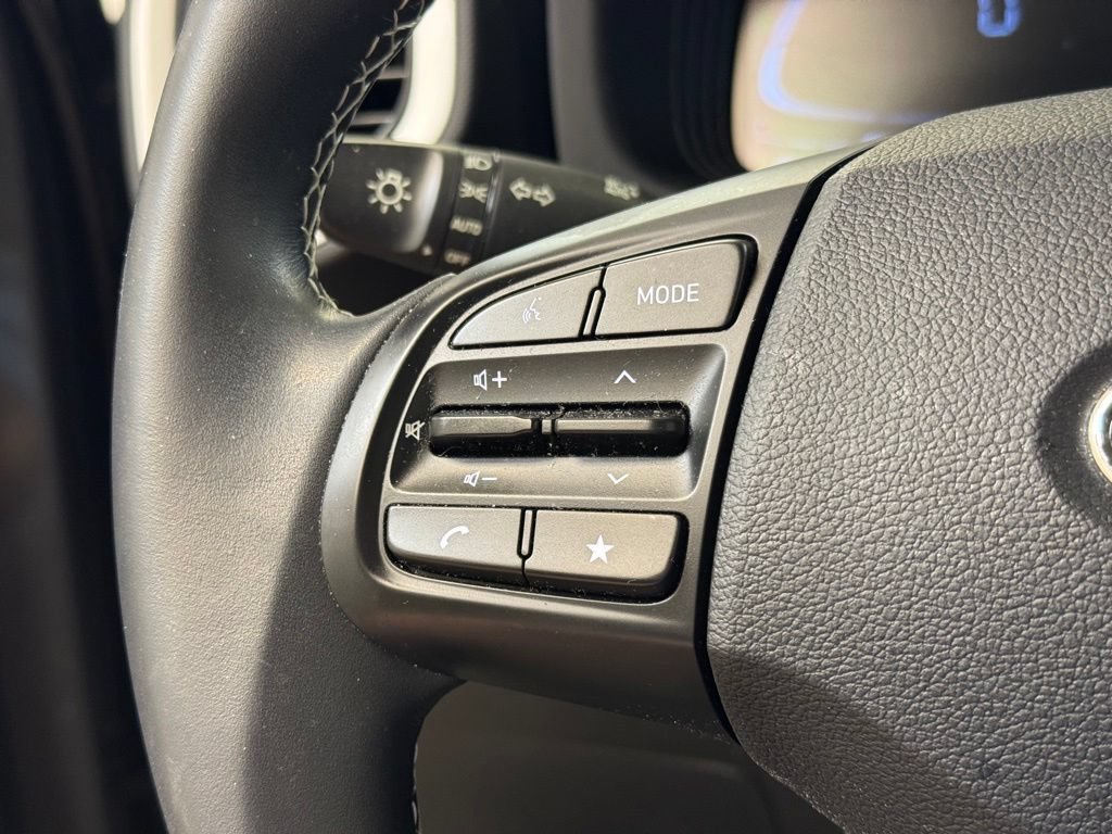 Used 2025 Hyundai Venue Limited FWD image 31