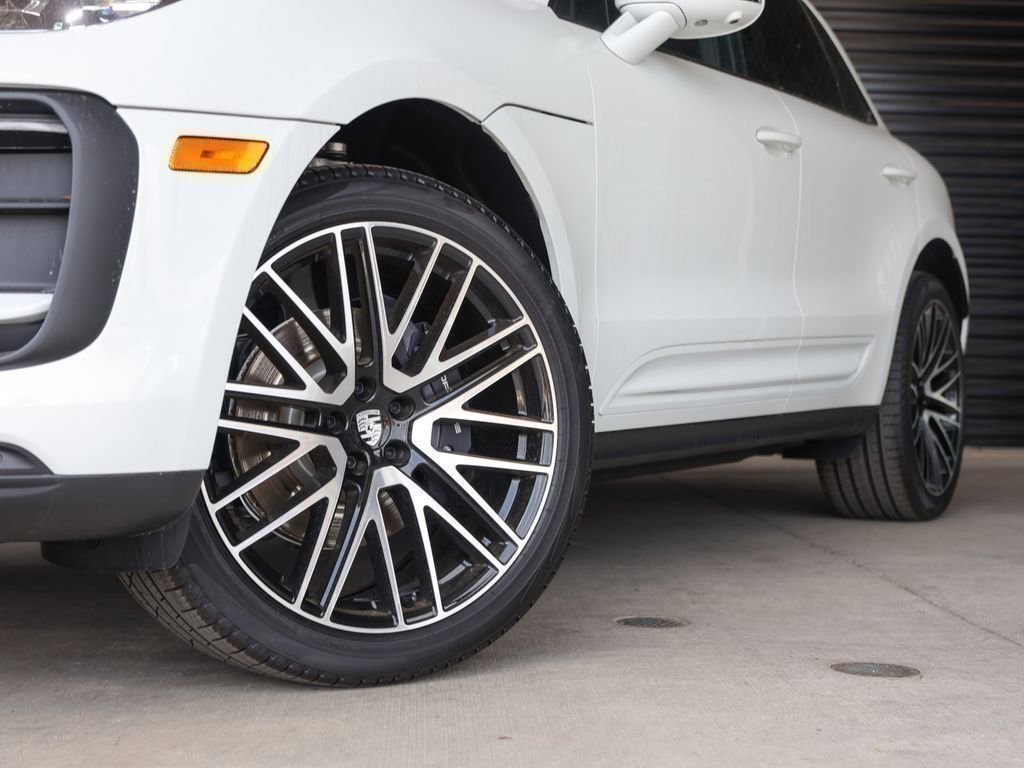 Certified 2025 Porsche Macan AWD/4WD image 10