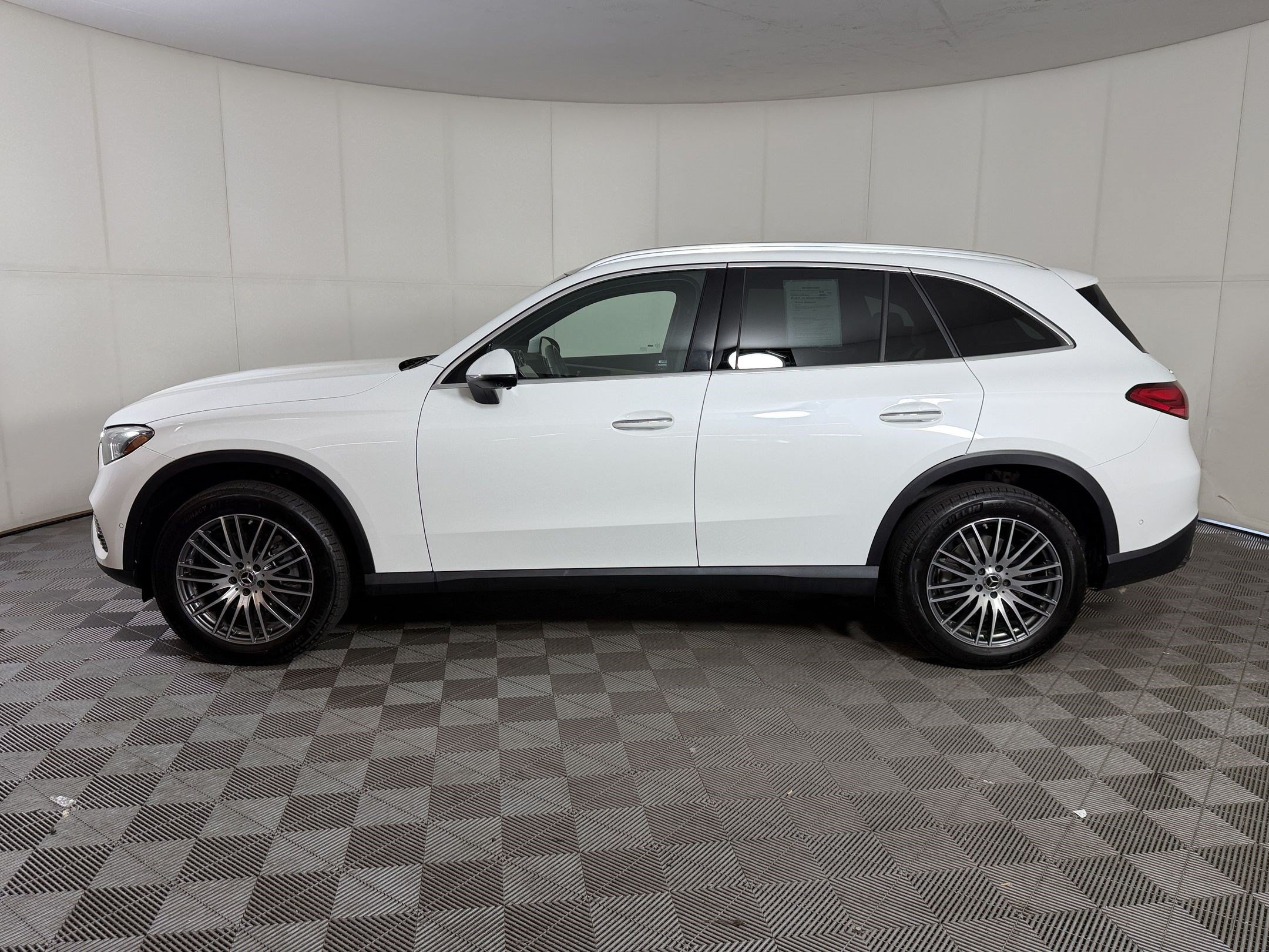 Used 2024 Mercedes-Benz GLC 300 4MATIC image 2