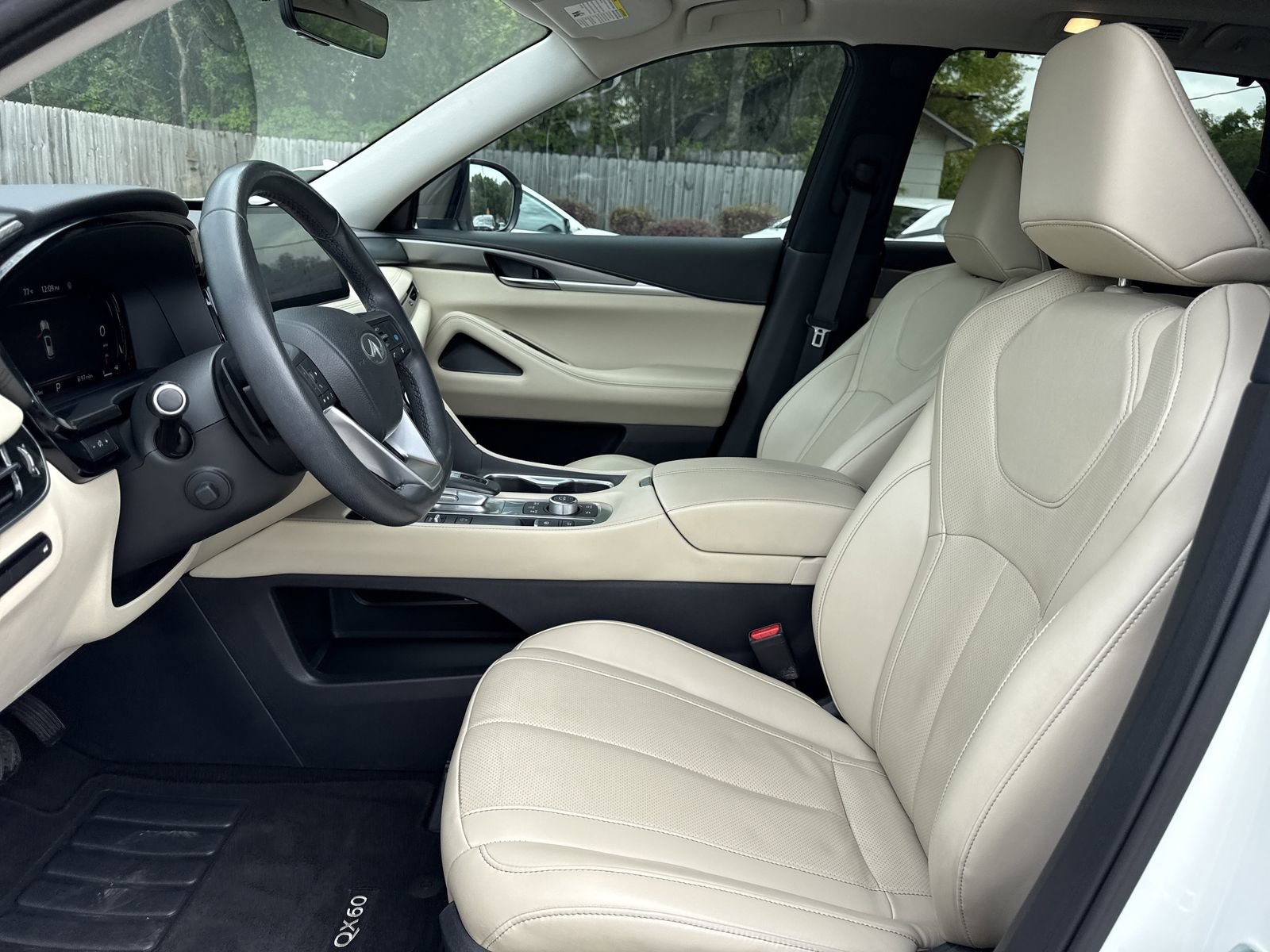 Used 2023 INFINITI QX60 Luxe w/ Cargo Package FWD image 9