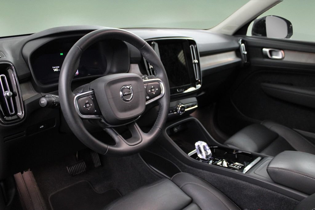 Used 2024 Volvo XC40 B5 Plus AWD/4WD image 2