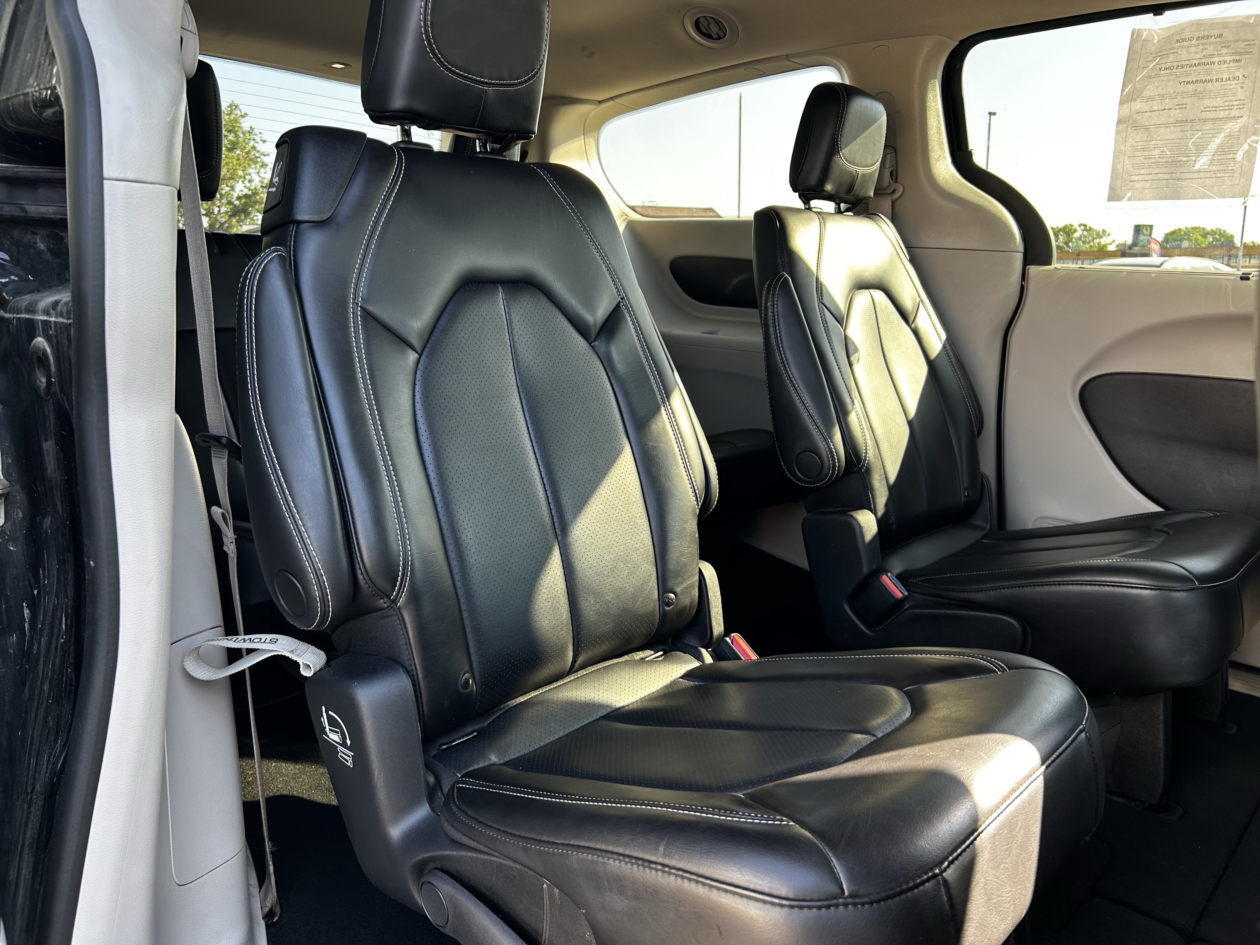 Used 2023 Chrysler Pacifica Touring-L FWD image 15