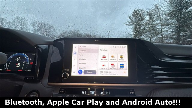 Used 2025 Toyota Camry SE image 3