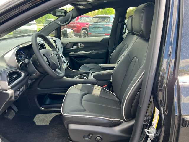 New 2027 Chrysler Pacifica Limited FWD image 3