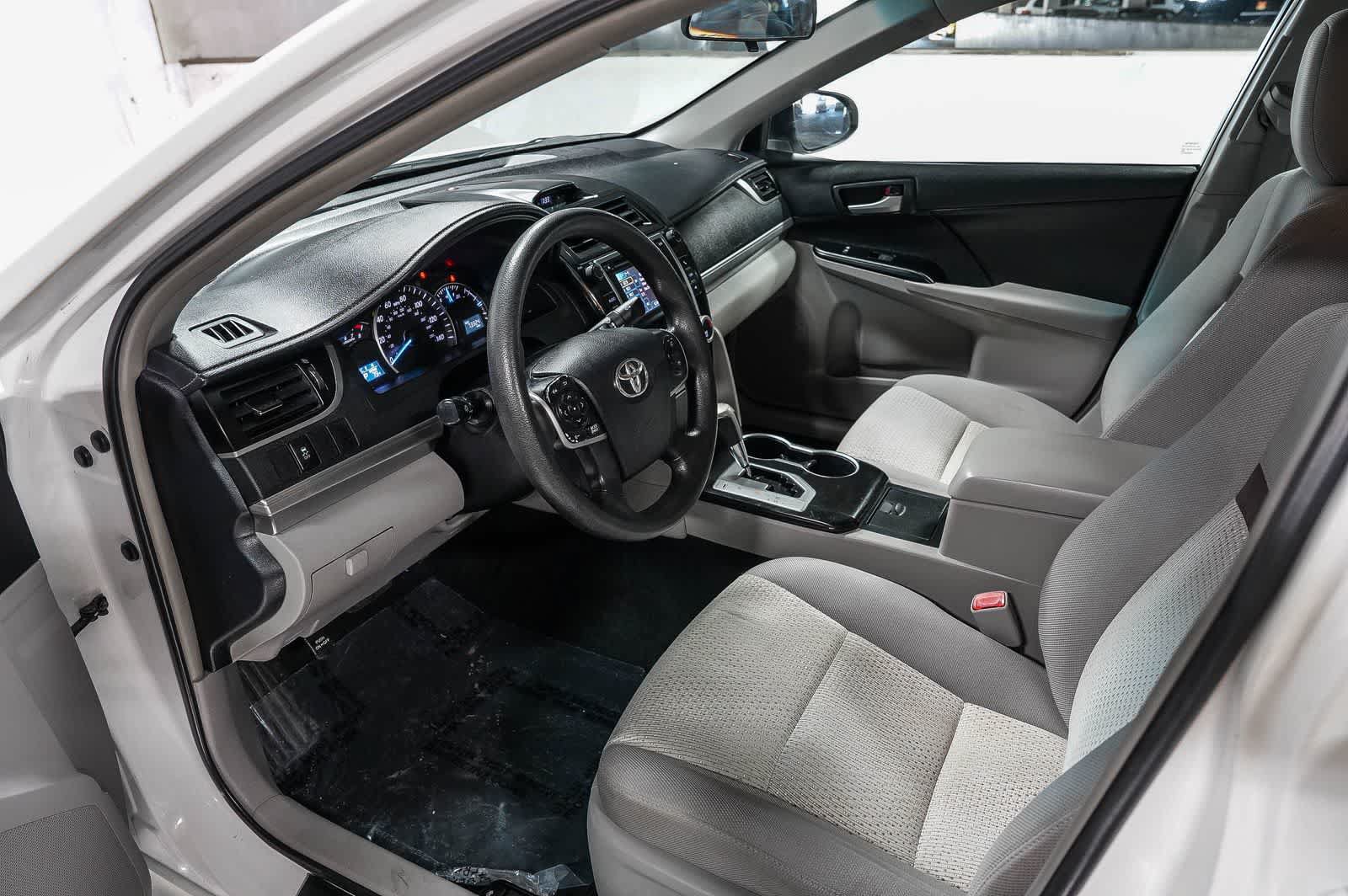 Used 2014 Toyota Camry LE FWD image 17