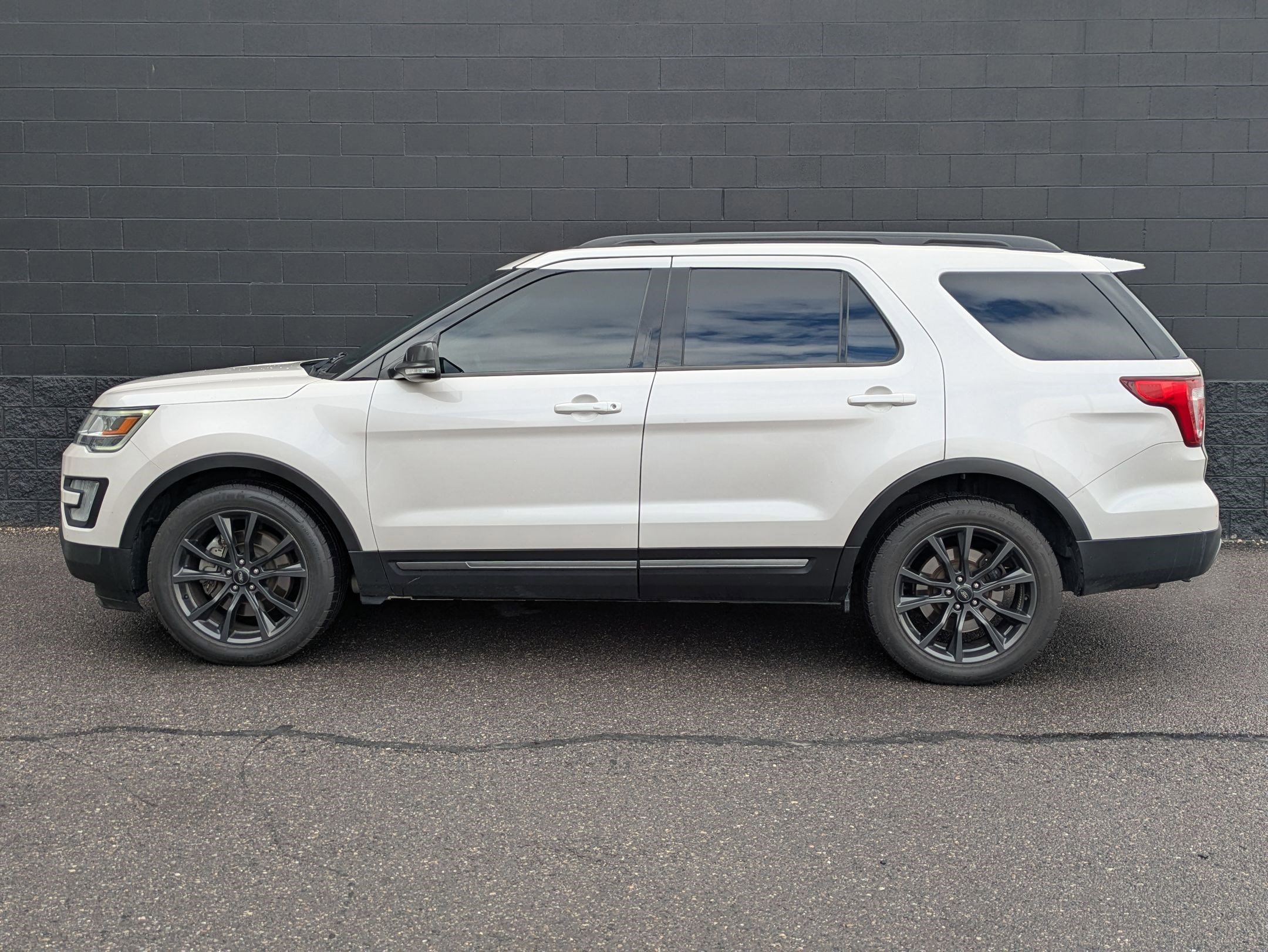 Used 2017 Ford Explorer XLT w/ Equipment Group 202A image 8