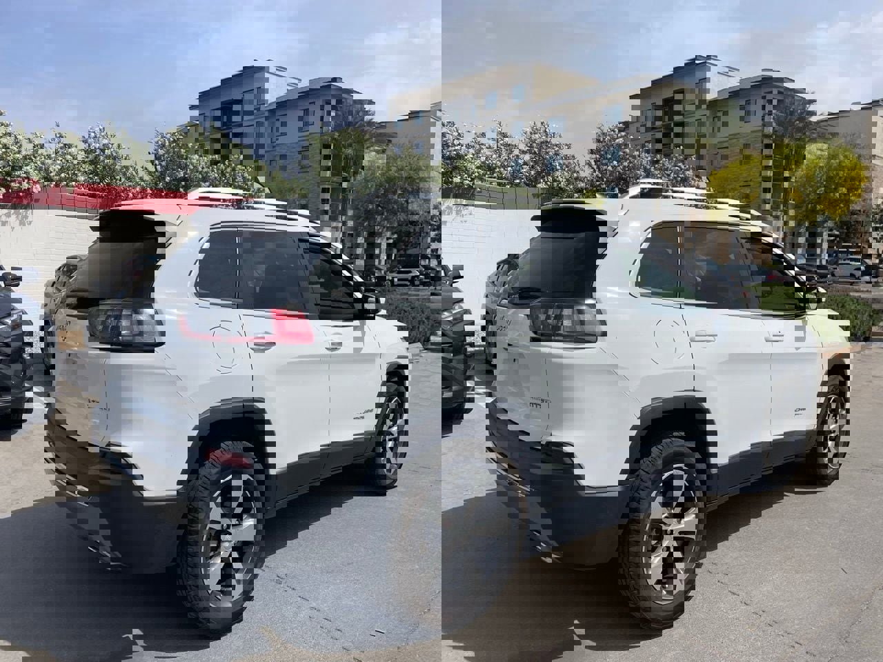 Used 2019 Jeep Cherokee Limited image 2